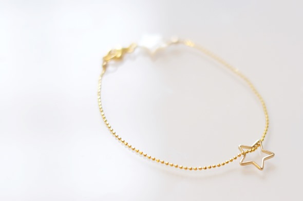 armbandje met gouden ketting, sterretje en parelmoer kralen, communiejuweel of lentefeest