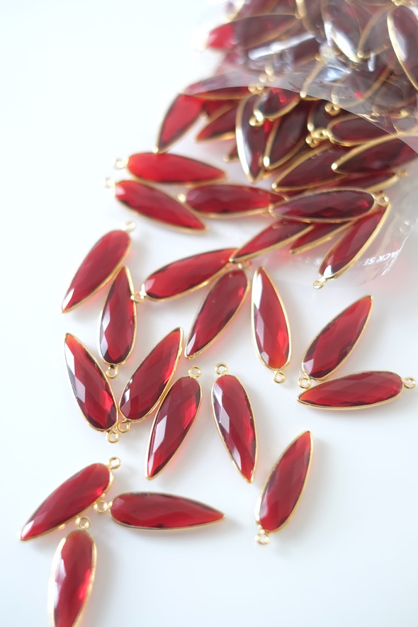Bezel gemstones bedels en linkjes met rode granaat edelsteen om juwelen en sieraden te maken