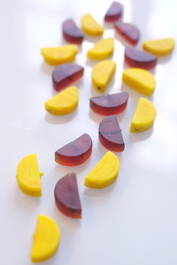 halve maantjes Murano glas in geel en donker amber, handgemaakte kralen