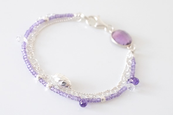 armbandje in zilver met paarse zirkoon en amethyst kralen