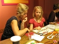 Mama en dochter maken juwelen