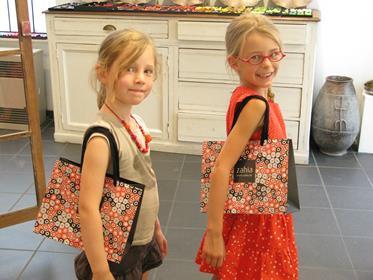 Mama en dochter maken juwelen